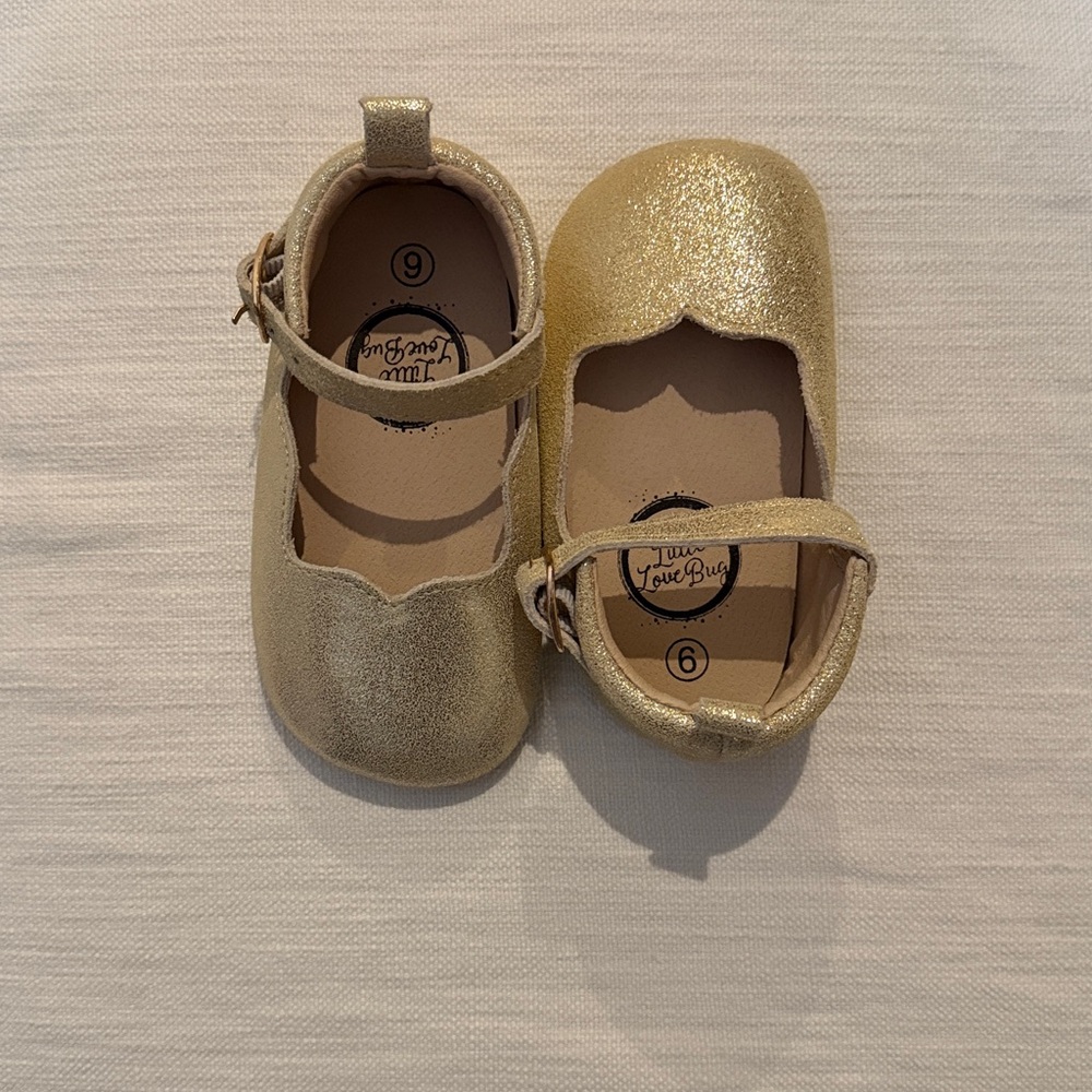 Size 6 Little Love Bug Gold Sparkly Mary Jane. NWOT.